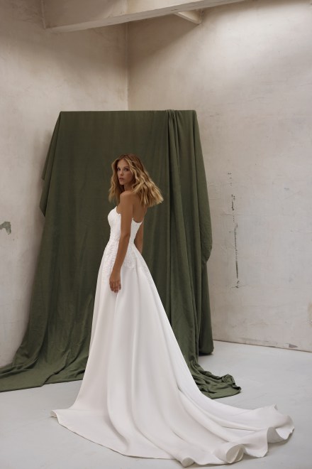 https://www.sposa-lia.com/images/stories/virtuemart/product/per-in white-013-scarlett-03.jpg